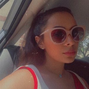 Meet your Posher, Lara